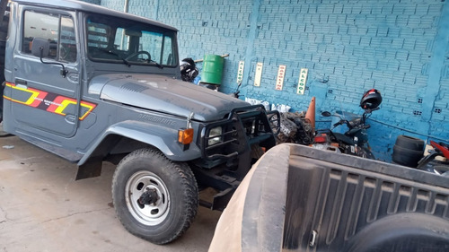 Imagem 1 de 3 de Toyota Bandeirante Revisada 1991 Com Carroceria R$ 75.000.