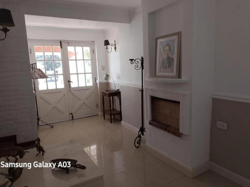 Casa En Venta - 4 Dormitorios 3 Baños - 2000mts2 - La Plata