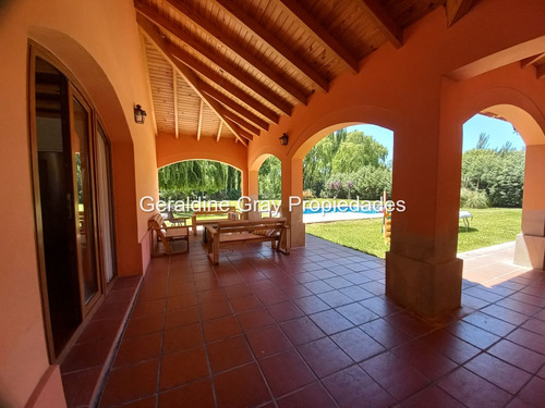 Venta Casa 3 Dormitorios Cipolletti Con Cochera