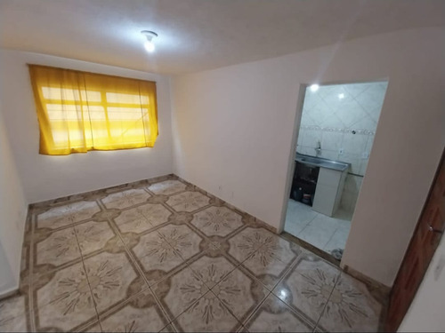 Apartamento Com 2 Quartos Sala,ampla Cozinha E Um Banheiro.