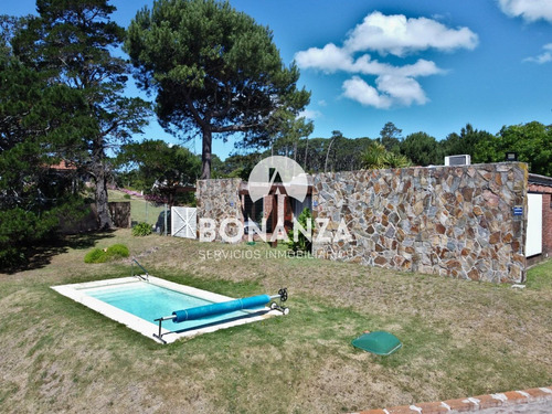 Casa En Venta, Barrio Country. Piriápolis, Piscina 3 Dorm 4b