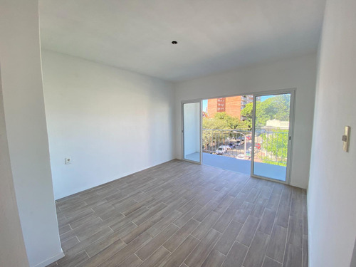 Venta De Apartamento En  Obligado Y Blv España, Actualizado, Al Frente 2 Dormitorios, 1 Baño, 2do Piso Por Escalera