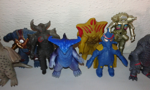 Vendo Paquete De Figuras Sofuvi Ultraman Y Kaijus Preg. Disp (Usado)