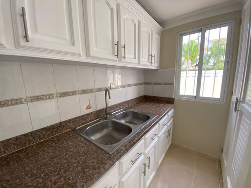 Casa En Venta En Bávaro, Punta Cana Con Piscina Cerca De La Playa, 3 Hab