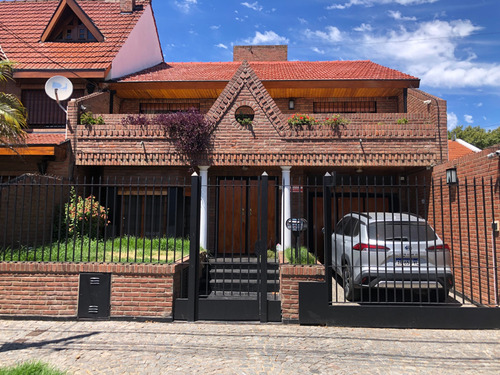 Hermosa Casa En Martinez, 3 Dormis, Jardin, Cochera Y Quinch