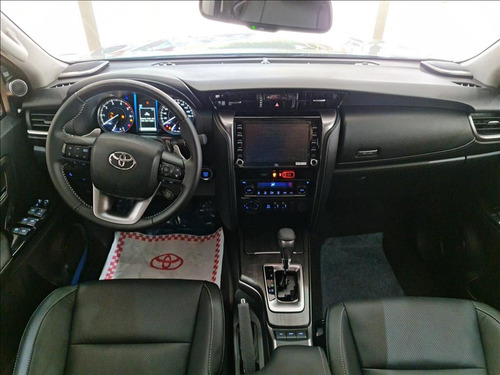 Toyota Hilux SW4 2.8 D-4D TURBO DIESEL SRX 4X4 AUTOMÁTICO