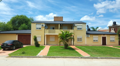 Venta De Casa Con Título, Consta De 2 Duplex Y 1 Estudio.