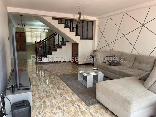 Cómoda Y Acogedora Casa De Múltiples Niveles En Venta Ubicada En La Trinidad 25-17807
