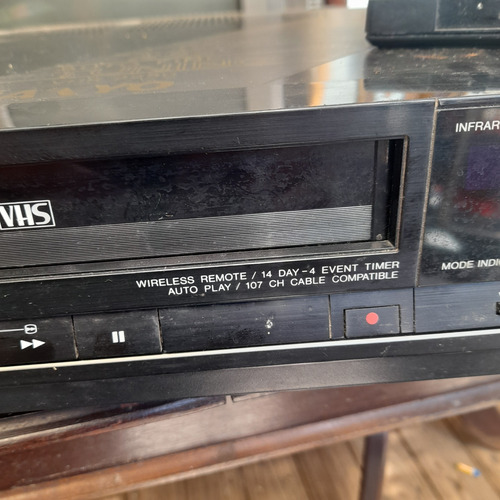 Imagem 3 de 10 de Videocassete Antigo Sanyo Vhr 2250 Mordendo Fita Com Control