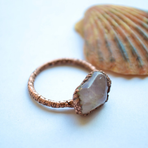 Imagen 5 de 7 de Anillo Texturado Con Piedra Natural Cuarzo Rosa Y Cobre
