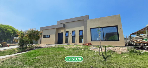 Casa En Venta En San Sebastian, Pilar