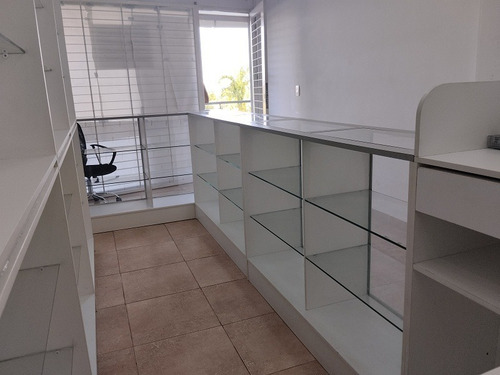 Imagen 3 de 11 de Raymar Gonzalez Vende O Alquila Local En Centro Comercial Con Mobiliario En Urbanización Paraparal Los Guayos.04244150077