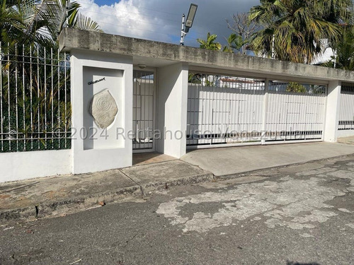 Casa En Venta Cumbres De Curumo.diseño Años 70 Por Arq Jose Tomas Sanabria.estilo Vintage Actualmente.clara,amplia,fresca ,comoda,calle Cerrada 24-18800gm