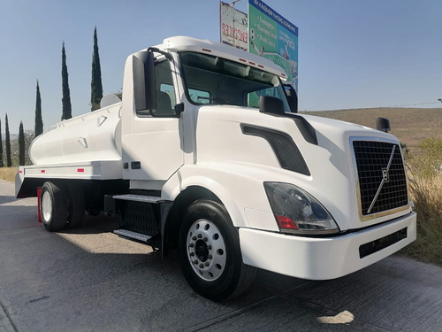 Camión Pipa De Agua De 10,000 Volvo Rabon Thorton Chasis