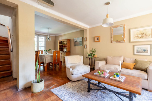 Sector Residencial: Jardín, Piscina Y Gran Conectividad