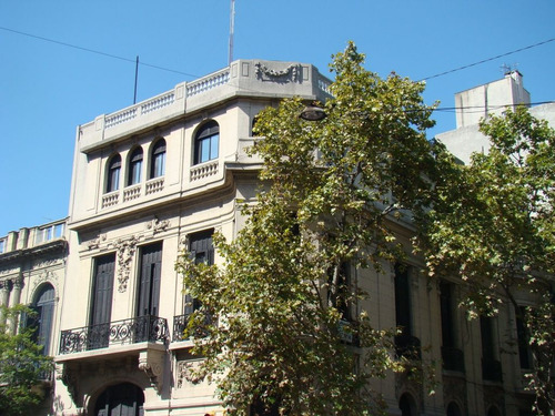 Estilo Francés En Pleno Centro De Montevideo (ref: Alh-537)