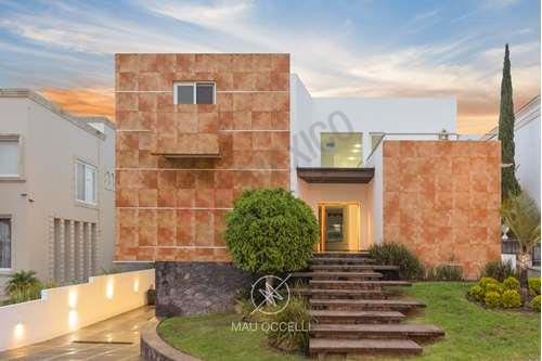 Venta De Casa Alto Standing En Querétaro, Con Vista Panorámica, Terraza Y Alberca