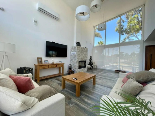 Casa En Venta - 5 Dormitorios 4 Baños - 1.000mts2 - Canelones, Uruguay