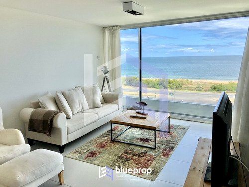 Imagen 3 de 14 de Apartamento Frente Al Mar En Playa Mansa Con Vistas Únicas.