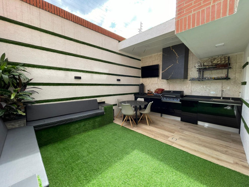 Venta De Imponente Y Lujoso Town House En Viilas De Camoruco