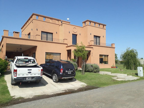 Hermosa Casa 5 Amb Con Piscina Sobre Lote De 980 M2 Barrio 2 Plantas Santa Rita