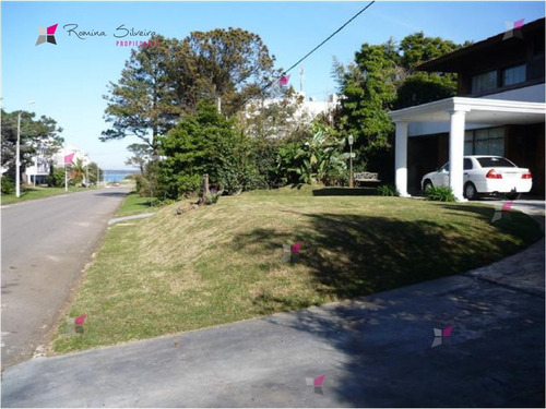 Casa En Mansa, 5 Dormitorios *- Ref: 7424