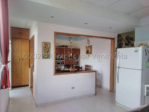 Casa En Venta De 3 Niveles La Cooperativa Maracay 25-15196 Apd