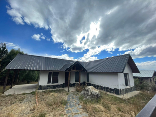 Casa En Venta - 2 Dormitorios 1 Baño - Cochera - 330mts2 - El Bolsón, Río Negro