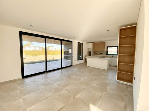 Imagen 3 de 14 de Excelente Casa A Estrenar En Barrio Privado Chacras De La Villa