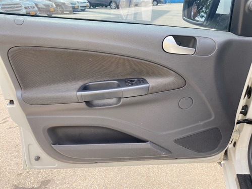 Imagen 15 de 25 de Volkswagwn Gol Comfortline 2013