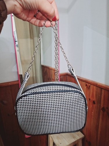 Cartera Tipo Bandolera Cuerina Para Colgar O Cruzar Blanco Y Negro Pintitas Acero Cadena