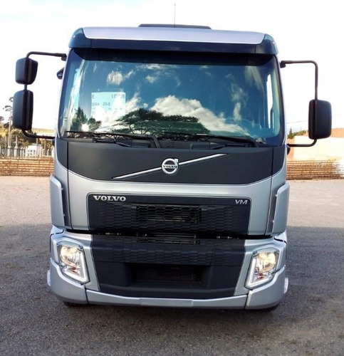 Imagem 3 de 10 de Volvo Vm 330 6x2 2021/2021 Prata