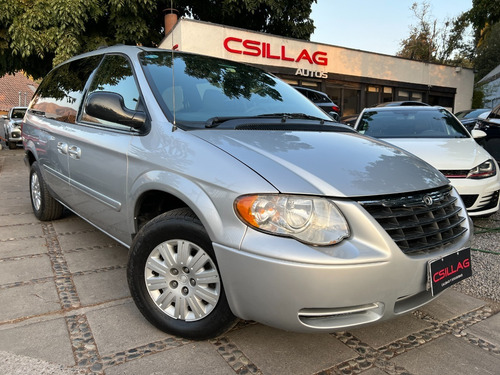 Imagen 3 de 25 de Chrysler Town Country 2005 Flamantísima