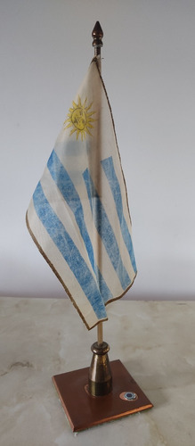 Bandera Uruguaya En Tela Con Mástil De Bronce (escritorio)