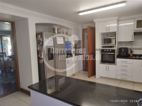 Casa En Venta De 6 Dorm. En La Reina