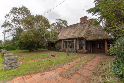 Cabaña Cerca Del Mar, 5 Dormitorios, Piscina Y Parrillero. Pinares, Punta Del Este.- Ref: 454