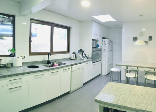 Casa En Arriendo De 6 Dorm. En Lo Barnechea