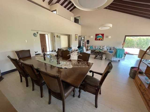 Venta Casa 1.100 Mts2, Piscina Temperada (104034)