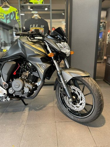 Imagen 8 de 9 de Yamaha Fz-15 Black Gold Edición Exclusiva Modelo 2023