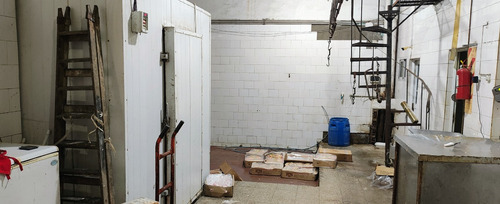 Importante Local Comercial Con Vivienda Y Depósito En Esquina