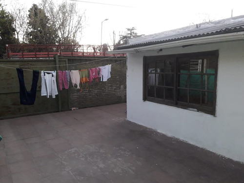 Casa En Block Con Entrada De Autos Y Dos Dptos. Al Cfte.