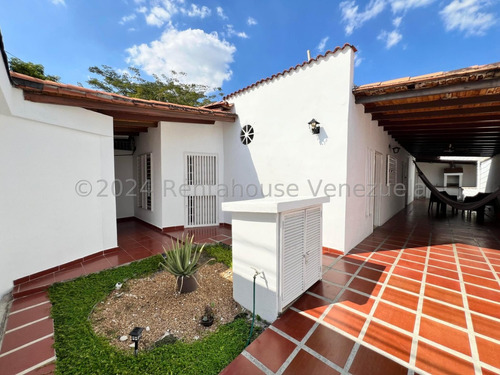 Jip 24-15372. Espectacular Casa En Venta Con Ambientes Bien Distribuida Para La Comodidad De La Familia, Hermosa Cocina, Conexión A Pozo, Parrillera, Cancha Deportiva. En Urb. Las Aves. La Morita I