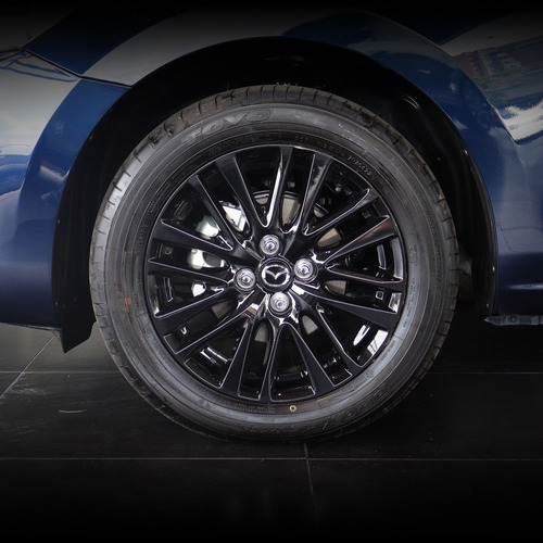 Imagen 10 de 17 de Mazda 2 Carbon Edition Azul