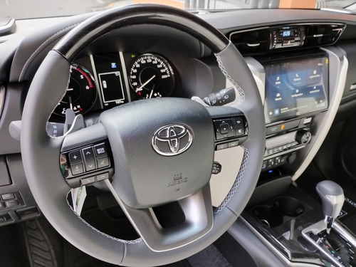 Toyota Hilux SW4 2.8 D-4D TURBO DIESEL DIAMOND 7L 4X4 AUTOMÁTICO