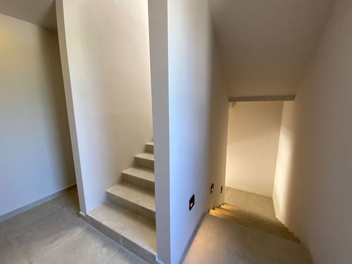 Casa En Venta De 3 Recamaras Con Cuarto De Servicio Ubicada En Montes De Ame.