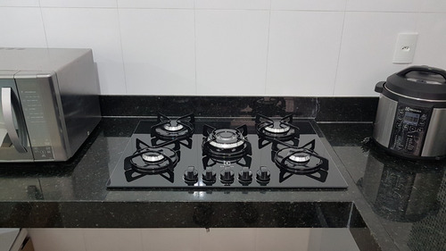 Apartamento De 70m² Com Dois Quartos, Com Uma Suíte, Todo Em Porcelanato No Bairro Bom Jardim.