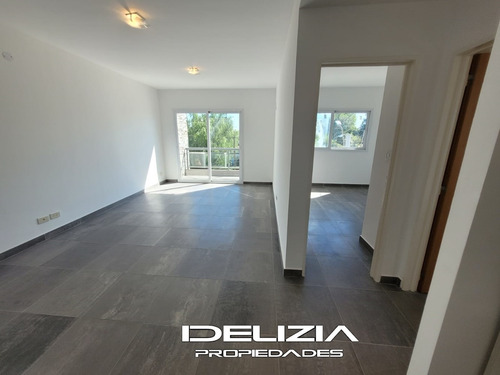 Venta De Departamento Con Patio Y Cochera En Castelar Norte