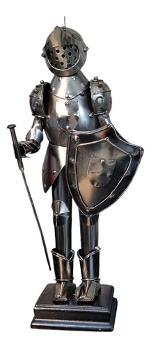 Escultura Cavaleiro Medieval Com Escudo E Espada Em Metal