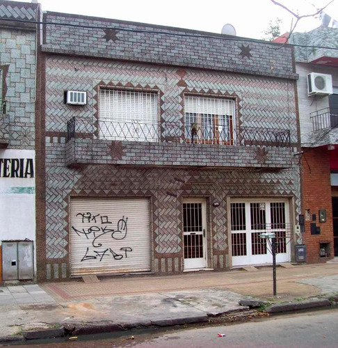 Casa En Venta - 2 Dormitorios 2 Baños - Cochera - 200mts2 - Lanús