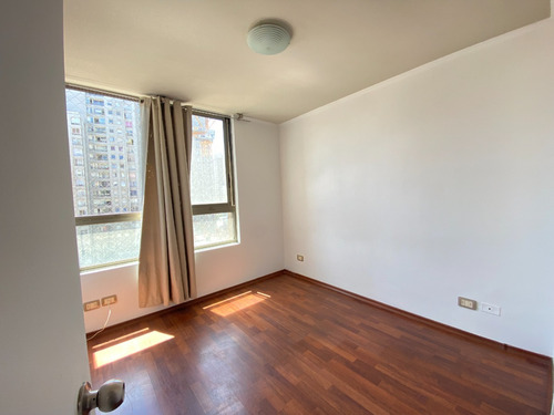 Amplio Departamento, Piso 12, A Pasos Del Metro Santa Lucía